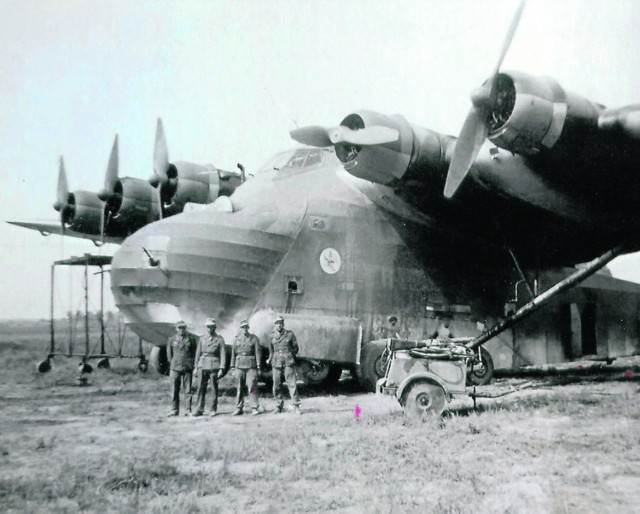 Rok 1941, samolot transportowy Messerschmitt Me 323 „Gigant” na lotnisku w Latkowie