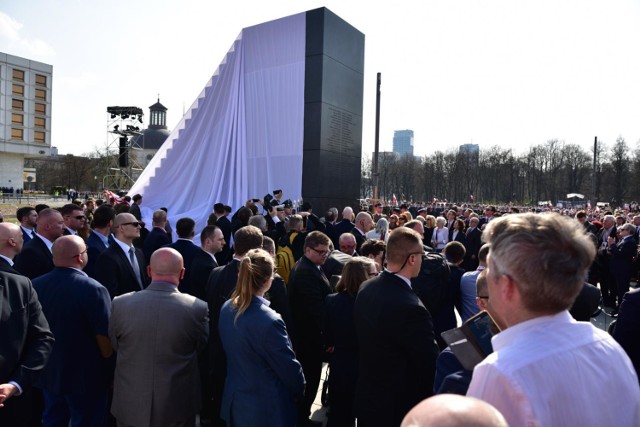 Pomnik smoleński w Warszawie odsłonięty. Tak wygląda na żywo [ZDJĘCIA]