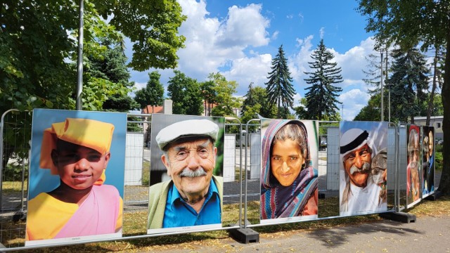 Uśmiech Świata - uliczna wystawa fotografii Elżbiety Dzikowskiej w Sieradzu