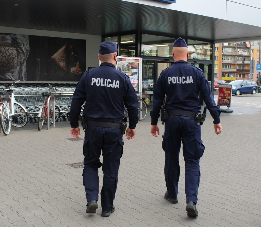Wieluńscy policjanci sprawdzają, czy mieszkańcy przestrzegają obostrzeń