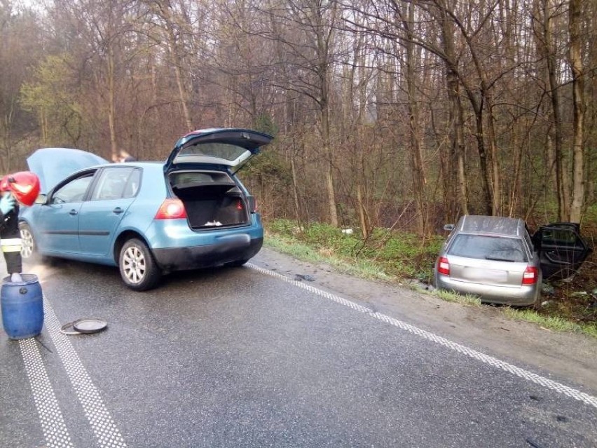 Naściszowa. Zderzenie dwóch samochodów. Cztery osoby w szpitalu