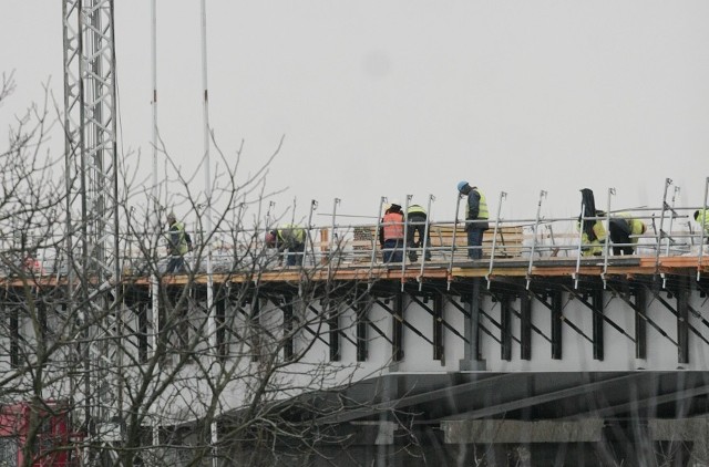 Do tej pory wybudowano 8 podpór. Wykorzystano przy tym 140 ton stali zbrojeniowej i 1,6 tys. m3 betonu konstrukcyjnego.

Budowa mostu w Toruniu