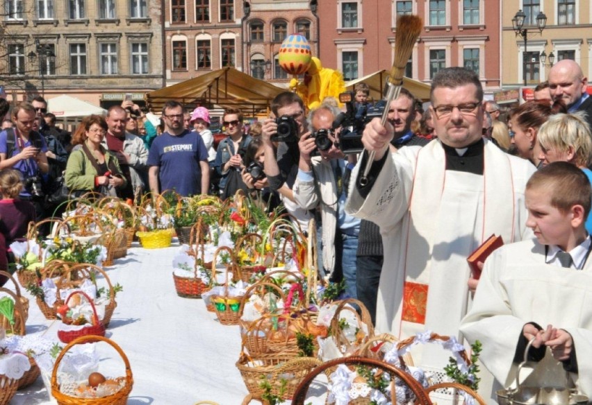 Święcenie pokarmów na Rynku Staromiejskim w Toruniu