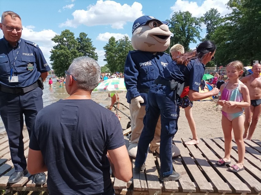 Festyn z policją na plaży Pudełkowo w Boszkowie