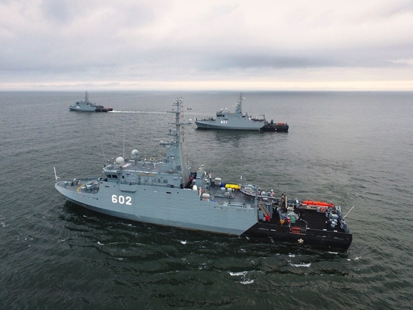 Trzy niszczyciele min na morzu - OORP "Kormoran", "Albatros"...