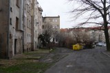 Te trzy podwórka w Legnicy wkrótce zostaną zrewitalizowane. Które jeszcze błagają o remont?