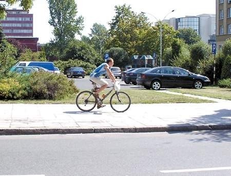 Za jazdę rowerem po chodniku grozi stuzłotowy mandat. Fot: Beata Marciniak