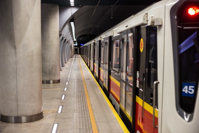 Nie tak dawno Metro Warszawskie chwaliło się, że każdego roku dwukrotnie dokładnie myje wagony oraz dezynfekuje wnętrze pociągów. Niestety, jednej z pasażerek podziemnej kolejki udało się stworzyć nagranie sugerujące, że porządki dwa razy do roku to zdecydowanie za rzadko