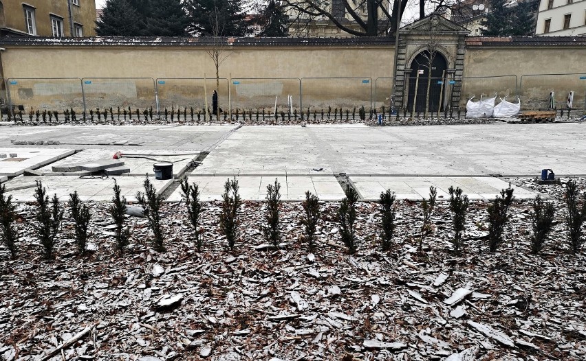 Kraków. Na placu Biskupim fontanna już działa. Bliski koniec zbyt długich prac