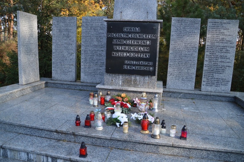 Rawicz. Cmentarz radzieckich żołnierzy doczeka się remontu? Przy pracach naprawczych gminę finansowo wesprze wojewoda [ZDJĘCIA]
