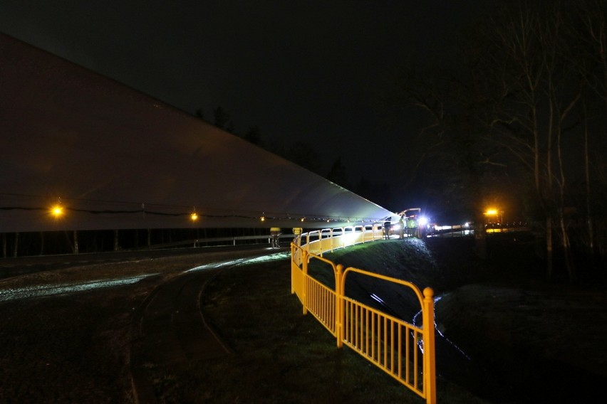 Przewóz gigantycznych śmigieł w Goleniowie zablokowany przez... barierki [ZDJĘCIA]