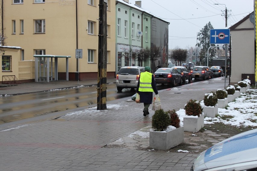 Policjanci w Zduńskiej Woli rozdawali odblaski i pouczali. Piesi chodzą jak chcą