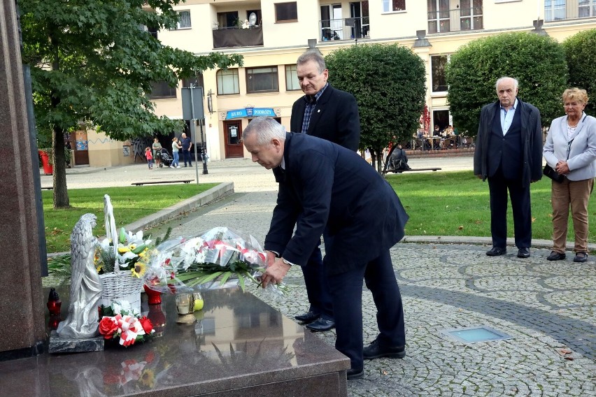 Dzisiaj rocznica wyboru Karola Wojtyłę na  Papieża Jana Pawła II , w Legnicy złożono kwiaty pod pomnikiem