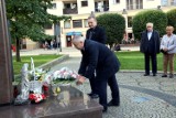 Dzisiaj rocznica wyboru Karola Wojtyły na  Papieża Jana Pawła II , w Legnicy złożono kwiaty pod pomnikiem