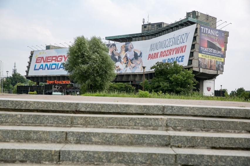 Hotel Forum, nietypowa architektura i murale [FOTOREPORTAŻ]