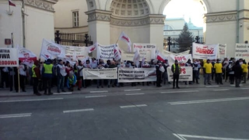 W Warszawie protestowali pracownicy Regionalnego Ośrodka Psychiatrii Sądowej [ZDJĘCIA]