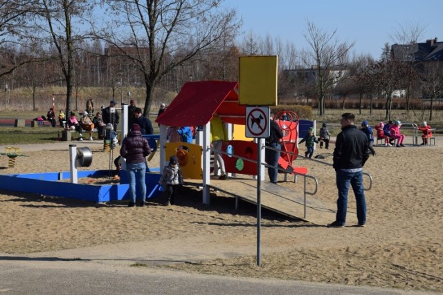 Projekt nr 12: Doposażenie terenów Parku Kulturowego Faktoria o stoły piknikowe z ławkami oraz leżaki