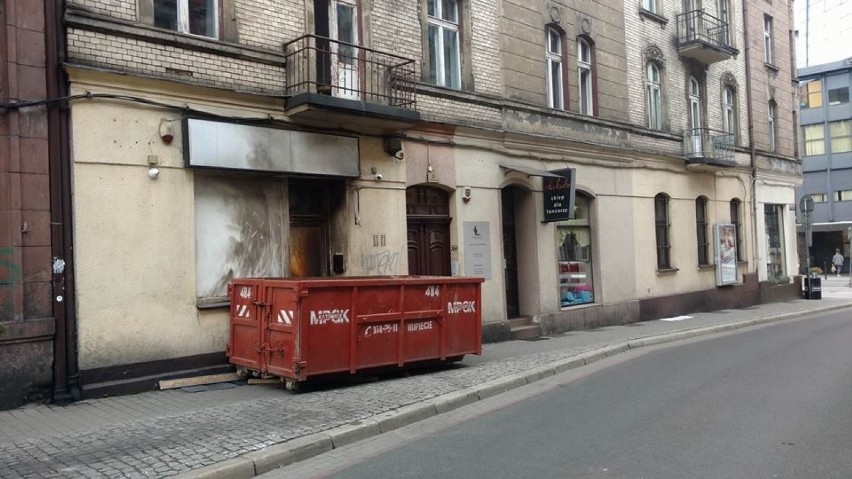 Katowice: Sklep z dopalaczami zabarykadowany - kontener blokuje wejście [ZDJĘCIA]