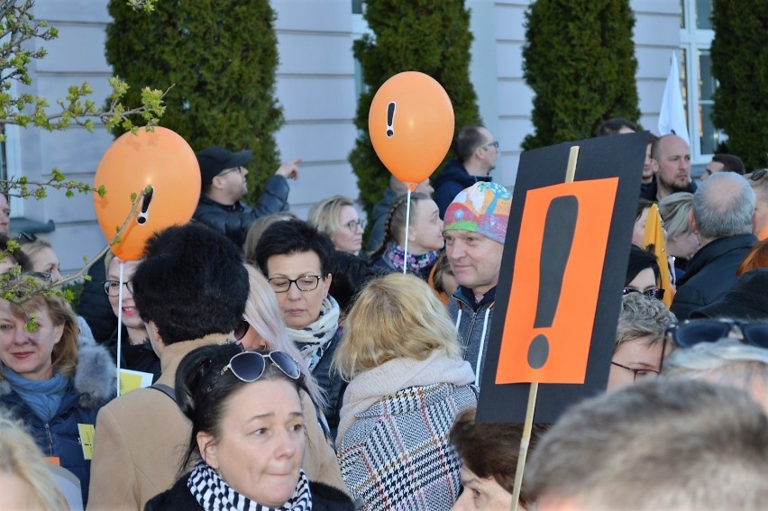 Człuchów. Wiec poparcia dla strajkujących nauczycieli zakończyli Polonezem Ogińskiego ZDJĘCIA WIDEO