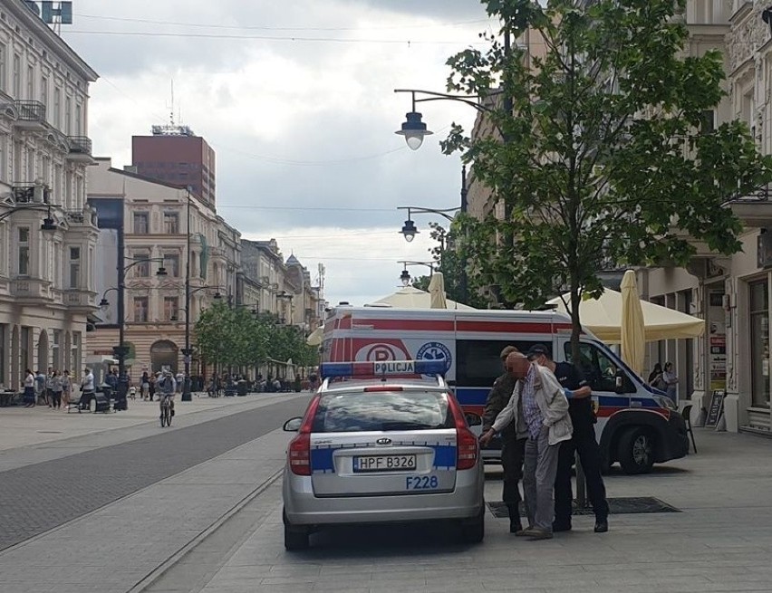 Ekipa łódzkiego pogotowia opatrywała ranę głowy mężczyzny,...