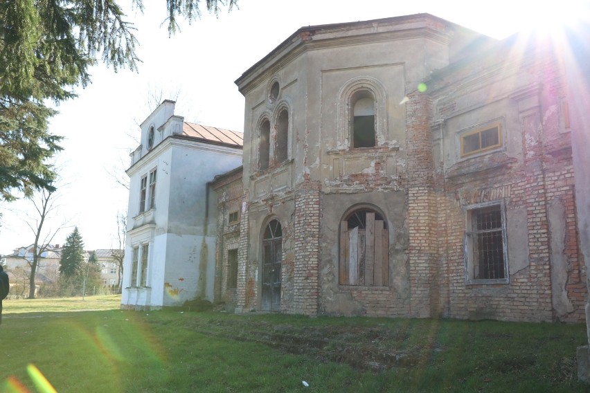 Siedemnastowieczny pałac popadł w ruinę. Dawniej siedzibę miały w nim m.in. szkoła, sklep, klubokawiarnia, posterunek milicji [ZDJĘCIA]