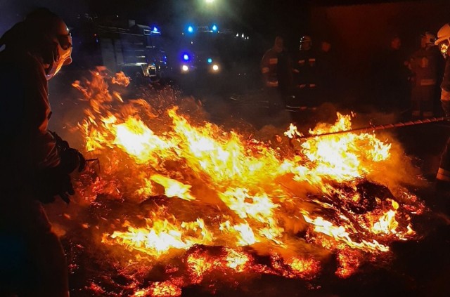 Gmina Niechanowo. Nocny pożar stogu w Mierzewie