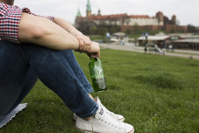 Dziś za spożywanie alkoholu w miejscu publicznym, np. na Bulwarach Wiślanych, grozi nam mandat w wysokości 100 zł.