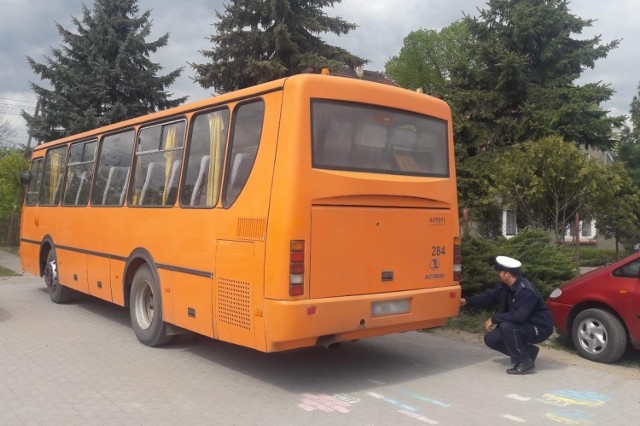 15-latka miała wiele szczęścia. Wypadła z autobusu, ale nie doznała żadnych poważniejszych obrażeń