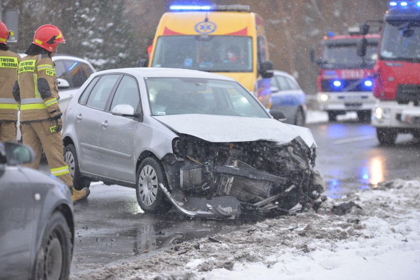 Wypadek pod Włocławkiem. Zderzenie opla z przyczepką z volkswagenem  [zdjęcia]