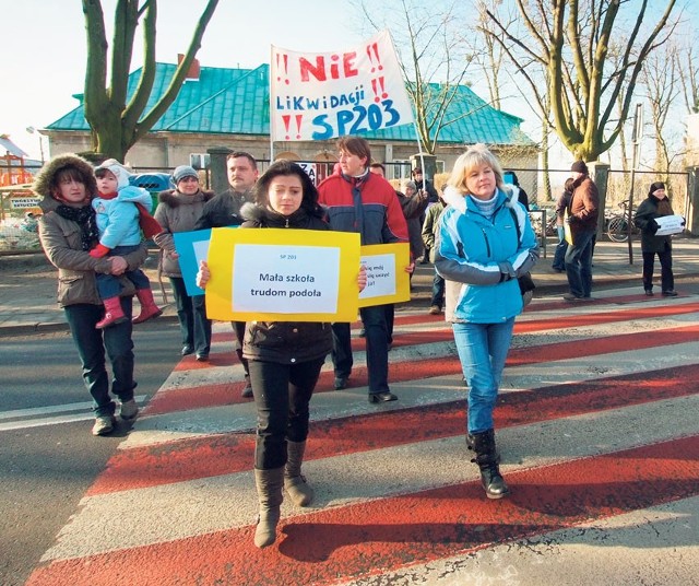 Rodzice uczniów SP 203 blokowali ulicę Pomorską w proteście przeciwko likwidacji szkoły.