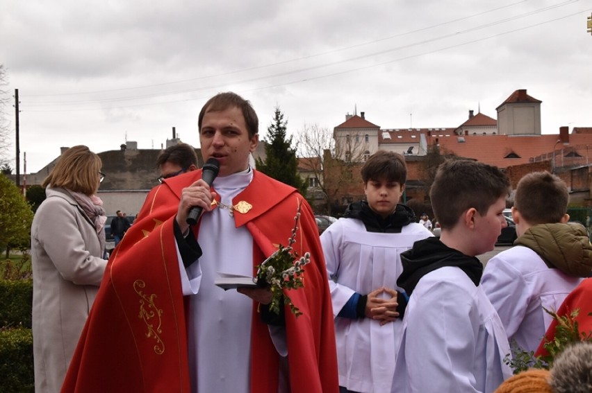 Niedziela Palmowa w śremskiej Farze. Dzieci przyniosły palmy...