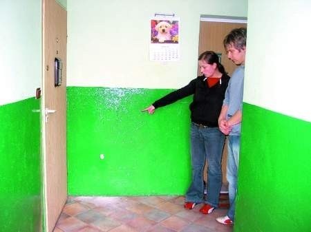 Fot. Danuta Bartkowiak Marta Gałczyniak i Jakub Opler pokazują na ścianie ślady po kulach