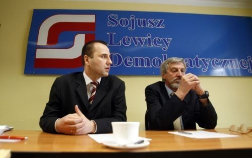 Sławomir Skowroński - jedynka SLD na osiedlu Kopernik - i Kazimierz Hałaszyński, którego nazwisko otworzy listę kandydatów SLD z Zakaczawia.