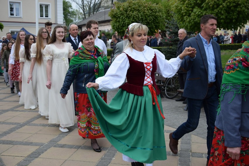 Urzędów. Mieszkańcy polonezem uczcili rocznicę Konstutycji 3 Maja (ZDJĘCIA, WIDEO)