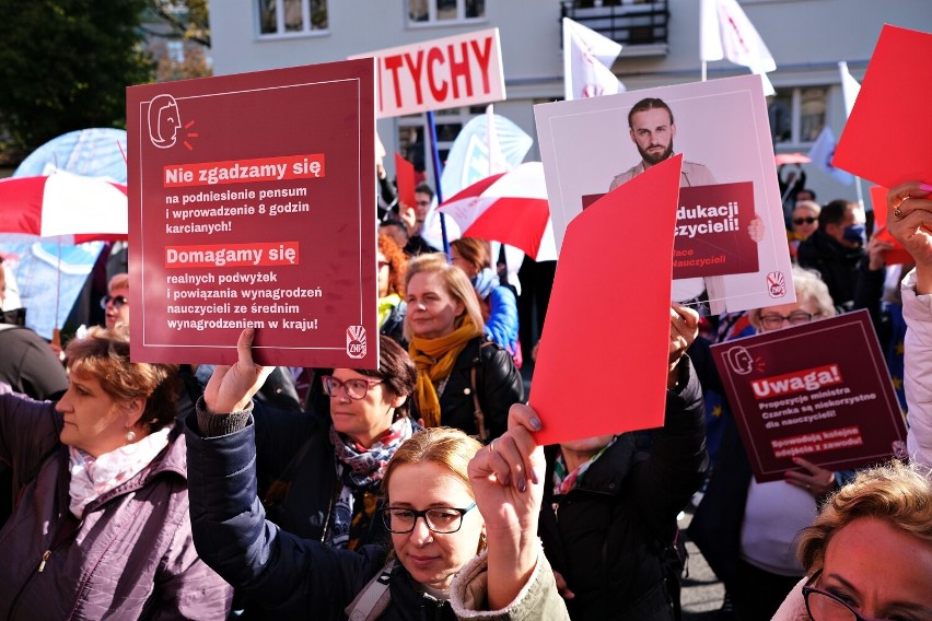 Protest nauczycieli w Warszawie przeciwko decyzjom Ministra Edukacji. Żądają podwyżek i pokazują czerwoną kartkę Przemysławowi Czarnkowi