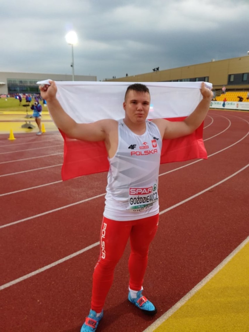 Piotr Goździewicz cieszy się z medalu ME