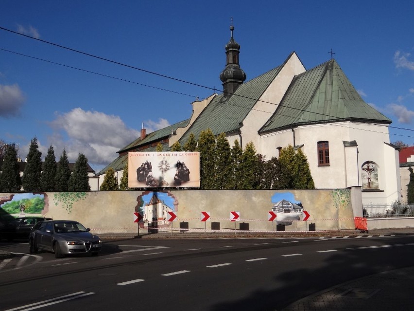 Powstaje graffiti na murze klasztornym w Wieluniu [ZDJĘCIA]