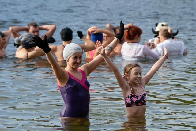 Sezon na morsowanie rozpoczęty. Miłośnicy zimnych kąpieli z Bydgoszczy i okolic spotkali się na plaży w Pieckach, gdzie regularnie morsują w jesienno-zimowym okresie. Zobaczcie zdjęcia z rozpoczęcia sezonu >>>