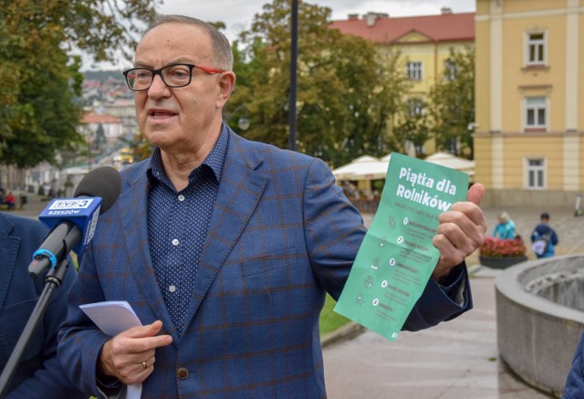 Konferencja działaczy Polskiego Stronnictwa Ludowego w Przemyślu. Nz. poseł PSL Mieczysław Kasprzak.