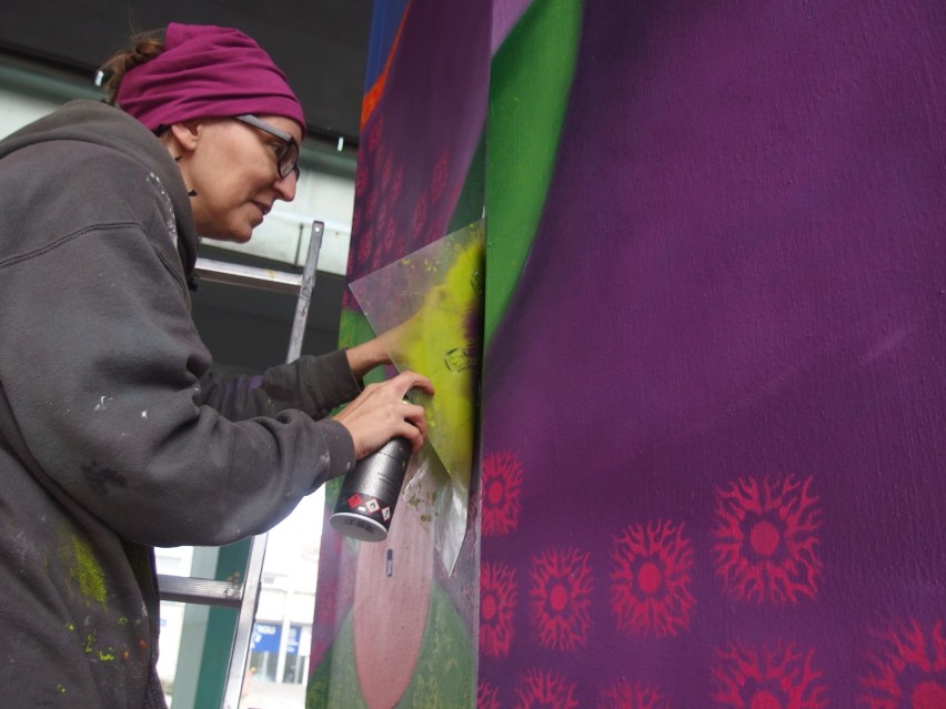 Mandala inspirowana tybetańskimi kwiatami. Zobaczcie niezwykły mural na Woli! [ZDJĘCIA]