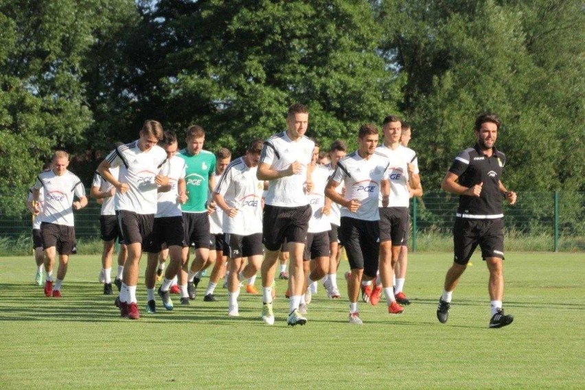 30 piłkarzy zaczęło treningi w GKS Bełchatów