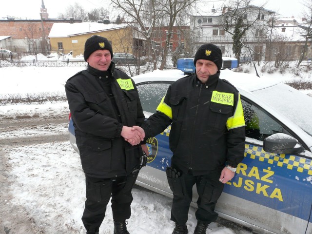 Andrzej Nowakowski i Wojciech Szatko pracują w straży miejskiej od ponad 20 lat. Mówią, że dzięki wieloletniemu doświadczeniu wiedzą, co kto potrafi i czego mogą od siebie oczekiwać podczas akcji