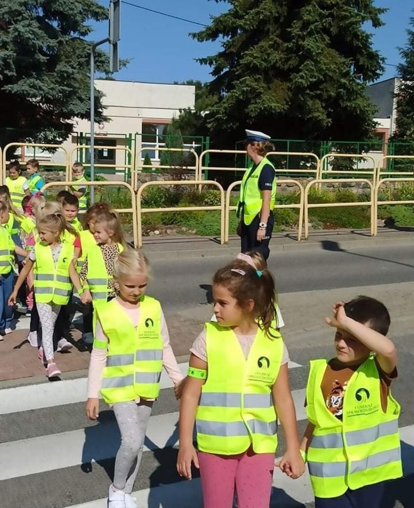 Policjantki z kwidzyńskiej drogówki spotkały się z dziećmi w Gardei. Wszystko w ramach akcji "Bezpieczna droga do szkoły" [ZDJĘCIA]