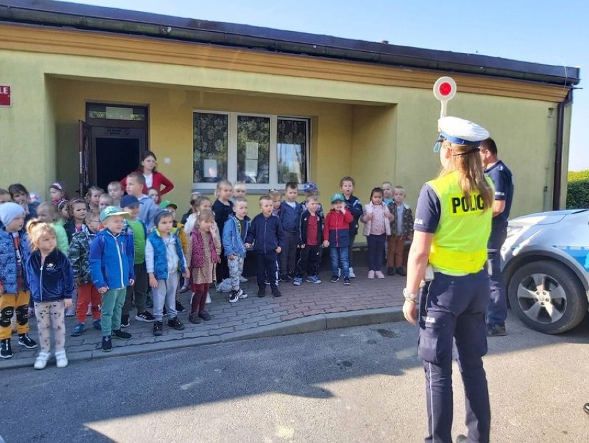 Policjantki z kwidzyńskiej drogówki spotkały się z dziećmi w Gardei. Wszystko w ramach akcji "Bezpieczna droga do szkoły" [ZDJĘCIA]