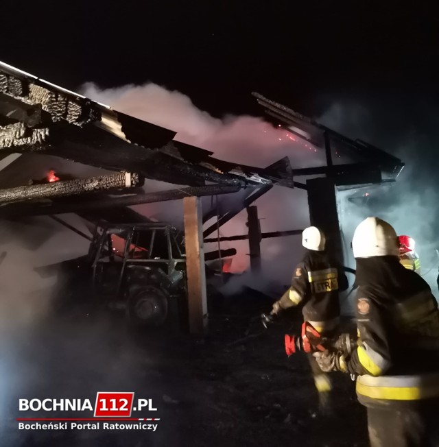 Pożar stodoły i budynku gospodarczego w Grabiu (gm. Łapanów), w akcji gaśniczej brało udział 80 strażaków w 13 zastępcach, 7/8.04.2021