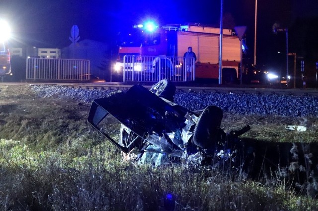 Samochód zderzył się z pociągiem Kolei Dolnośląskich. Są ranni.