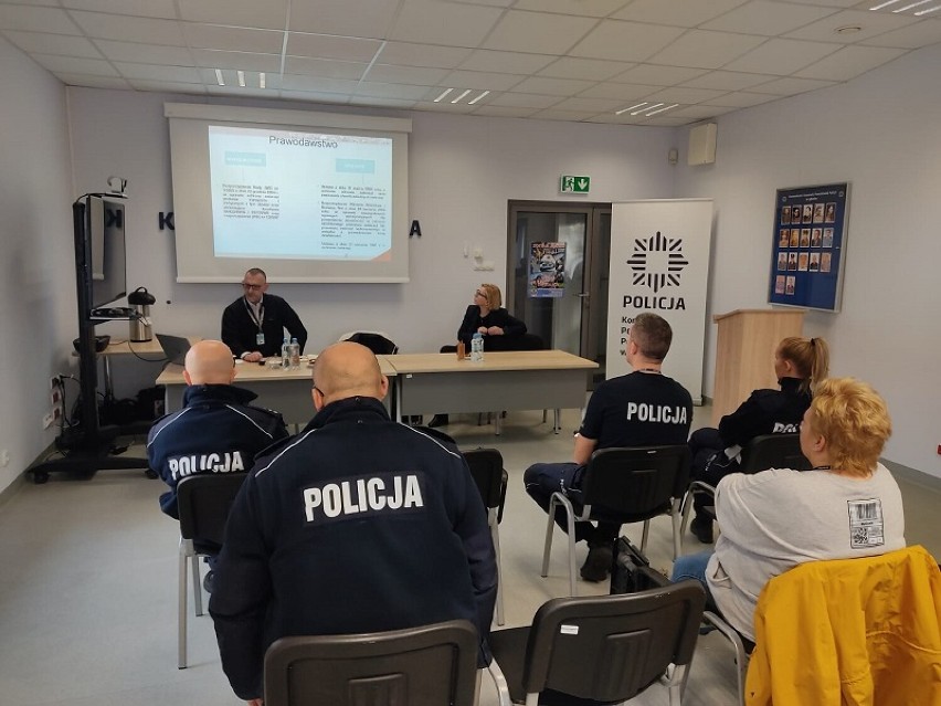 Przedstawiciele weterynarii szkolili policjantów. Temat: ochrona praw zwierząt i prawo łowieckie