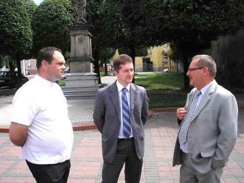 Tadeusz Żychlewicz, Marcin Sitnicki, Michał Karalus podczas podpisywania protestu na Rynku