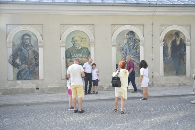 Piękne murale ze znanymi postaciami powstały na ścianie Resursy obywatelskiej w Radomiu.