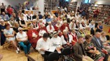 Narodowe Czytanie w Ostrowcu Świętokrzyskim zgromadziło mnóstwo osób. Wybrzmiały najpiękniejsze fragmenty „Nad Niemnem”. Zobacz zdjęcia 
